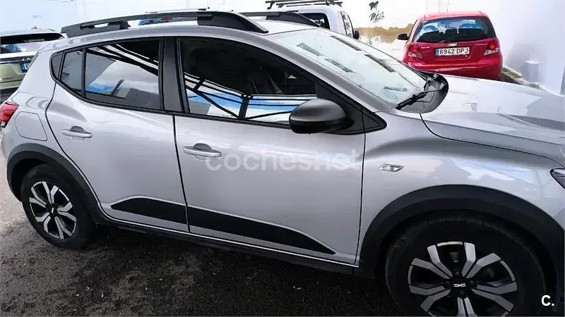 Usado Dacia Sandero Expression 101 CV (74 kW) 2023 Gris / plata Berlina