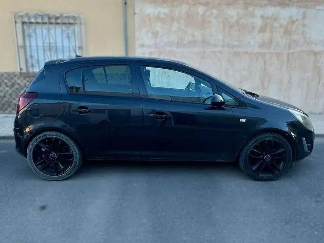 Usado Opel Corsa Color Edition 95 HP (69 kW) 2012 Preto Citadino