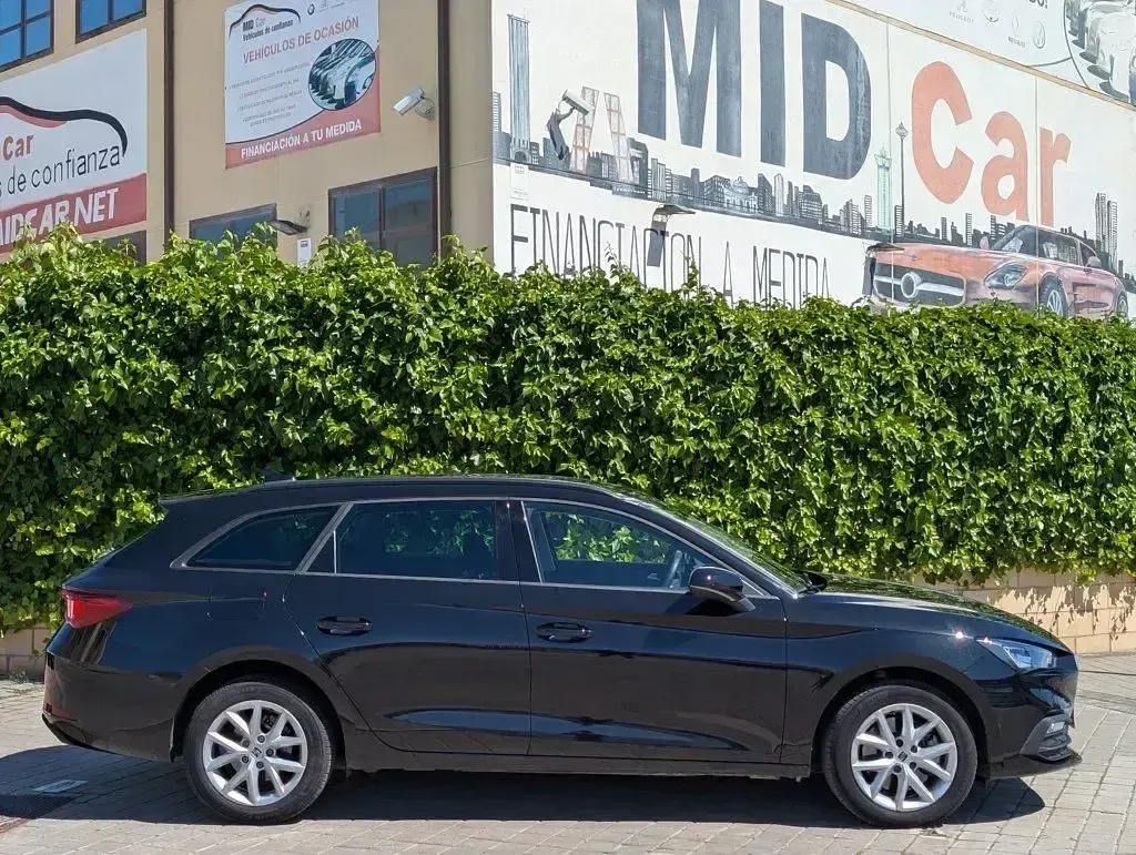 Usado Seat Leon Style 150 CV (110 kW) 2022 Negro Familiar