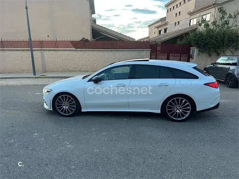 Usado Mercedes CLA200 Shooting Brake 150 CV (110 kW) 2021 Blanco Familiar
