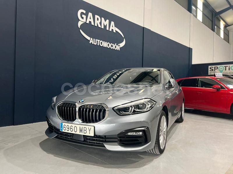 Usado BMW 118 Comfort Edition 136 CV (100 kW) 2022 Gris / plata Utilitario