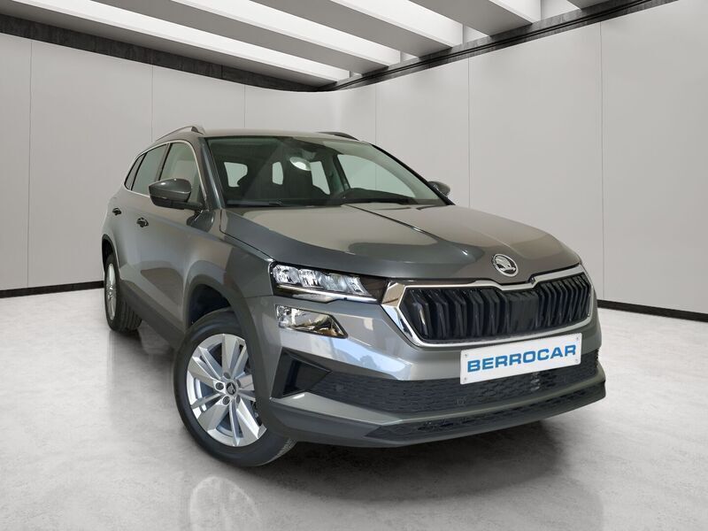 Gris Nuevo 2024 Skoda Karoq Selection SUV | 28.995 € (Precio justo) - Imagen 1/4