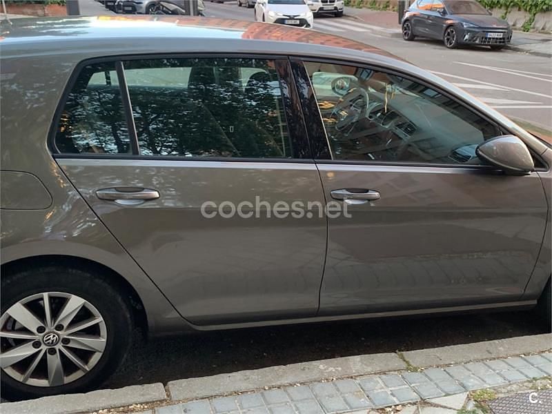 Usado VW Golf VII Advance 105 CV (77 kW) 2015 Gris / plata Berlina