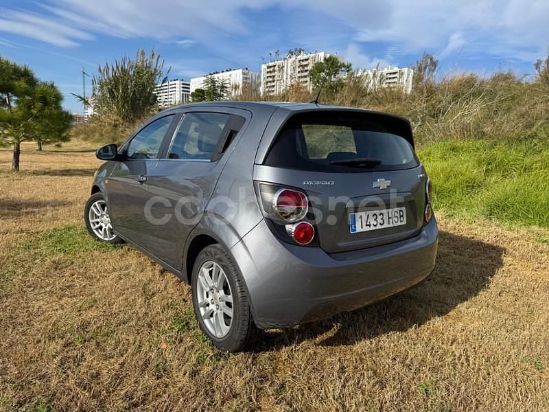 Usado Chevrolet Aveo LTZ 95 CV (69 kW) 2013 Gris / plata Berlina