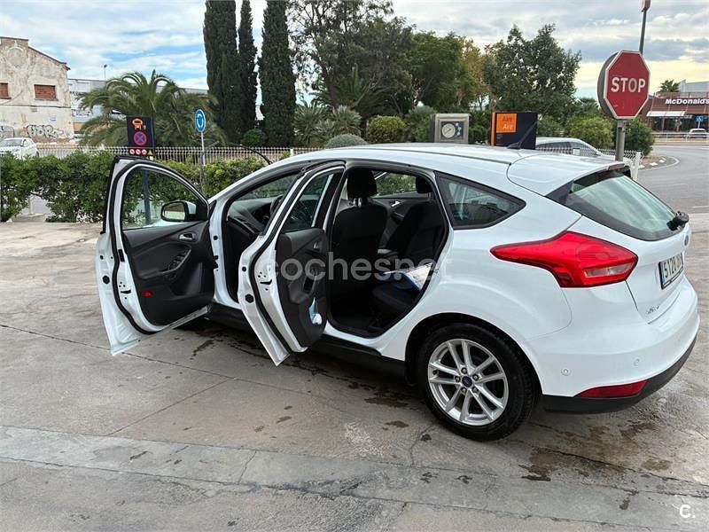 Begagnad Ford Focus Trend 95 HK (69 kW) 2015 Vit Sedan
