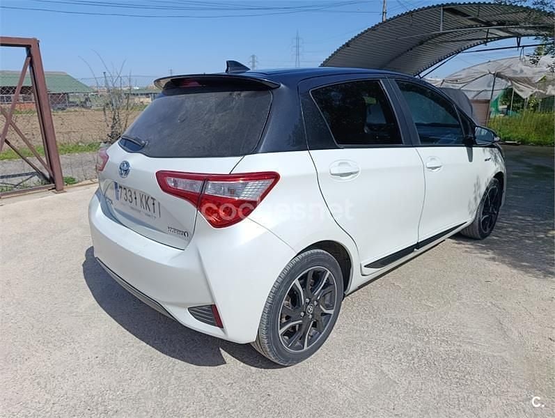 Usado Toyota Yaris Hybrid Advance 100 CV (73 kW) 2018 Blanco Berlina