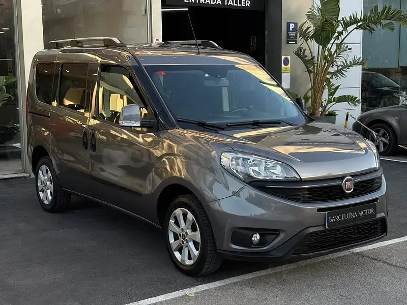 Usado Fiat Doblò Easy 120 CV (88 kW) 2017 Gris / plata Monovolumen