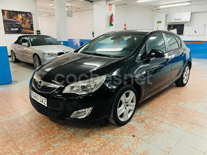 Negro Usado 2010 Opel Astra Cosmo Berlina | 3990 € (Buen precio) - Imagen 1/4