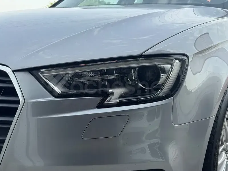 Usado Audi A3 116 CV (85 kW) 2018 Gris / plata Berlina
