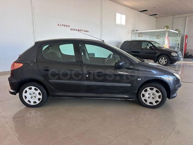 Usado Peugeot 206 70 CV (51 kW) 2005 Negro Berlina
