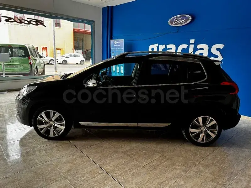 Usado Peugeot 2008 Allure 100 CV (73 kW) 2016 Negro SUV
