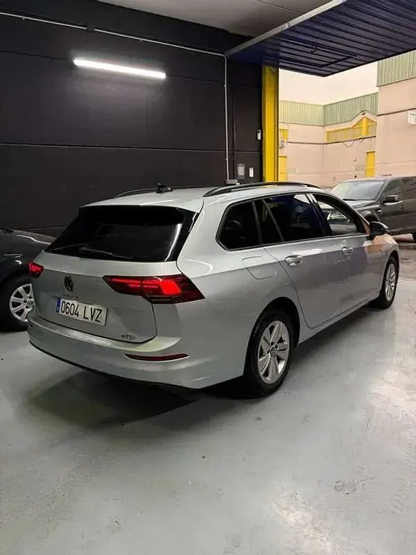Usado VW Golf VIII Life 110 CV (80 kW) 2022 Gris Familiar