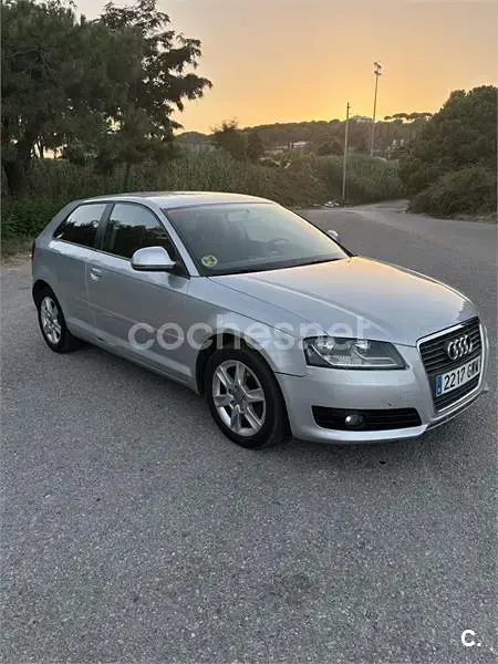 Usado Audi A3 Attraction 105 CV (77 kW) 2010 Gris / plata Utilitario