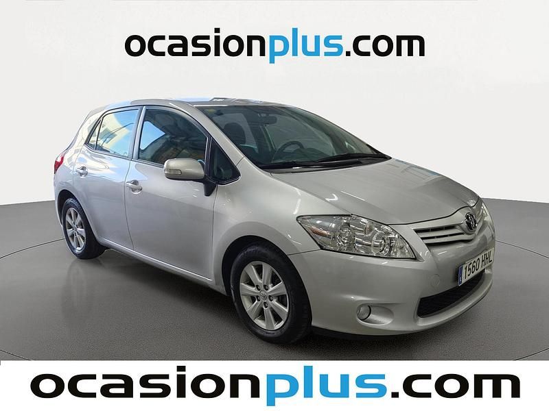 Usado Toyota Auris Live 90 CV (66 kW) 2011 Plateado Utilitario