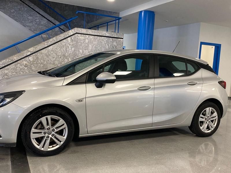 Usado Opel Astra Selective 125 CV (91 kW) 2019 Gris espacial (perlado) Utilitario