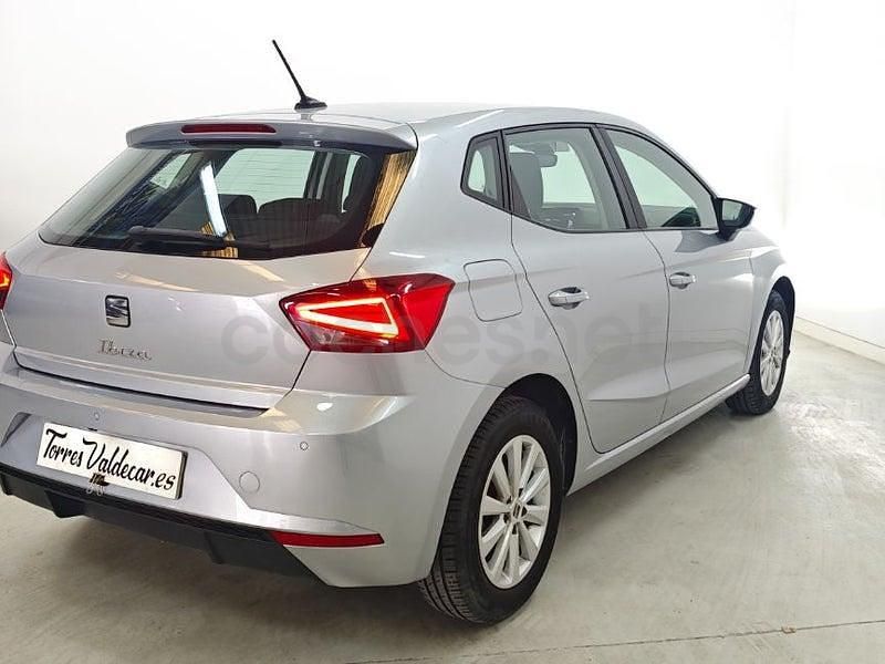 Usado Seat Ibiza Style Plus 110 CV (80 kW) 2021 Gris / plata Utilitario