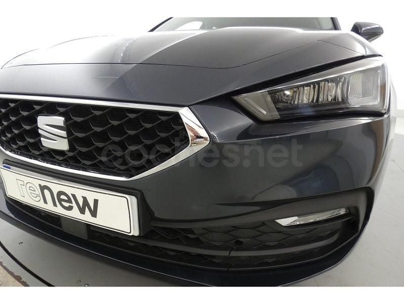 Usado Seat Leon Style 150 CV (110 kW) 2021 Gris / plata Berlina