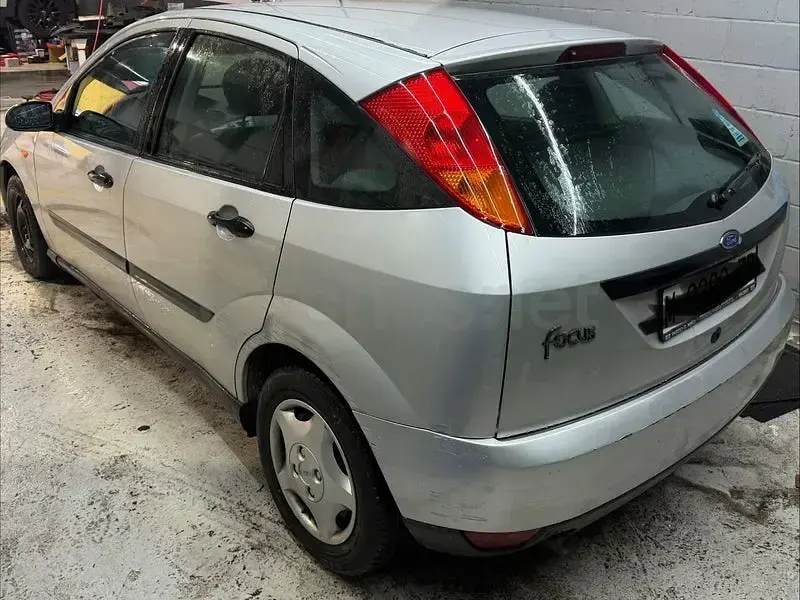 Usado Ford Focus Ambiente 100 CV (73 kW) 2000 Gris / plata Berlina