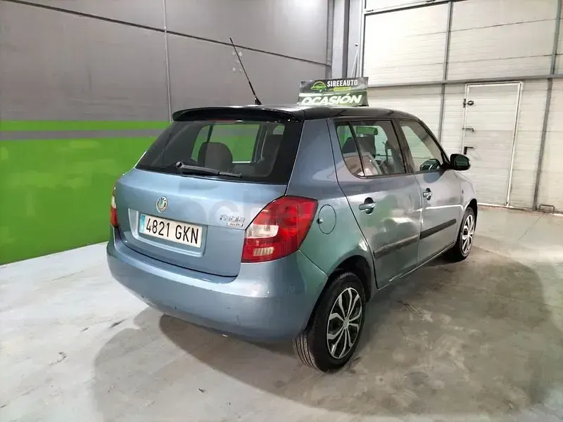 Usado Skoda Fabia 60 CV (44 kW) 2009 Gris / plata Berlina