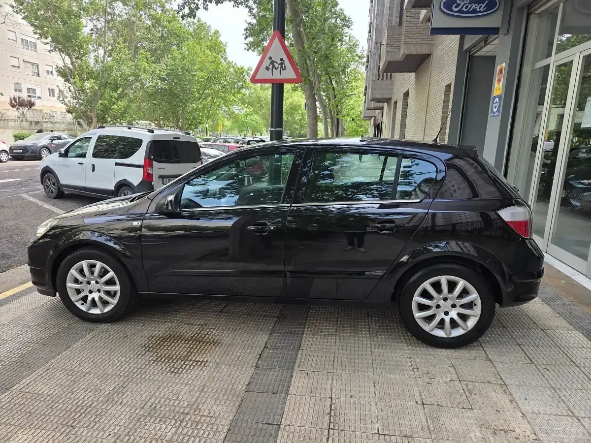 Usado Opel Astra Elegance 105 HP (77 kW) 2004 Preto Citadino