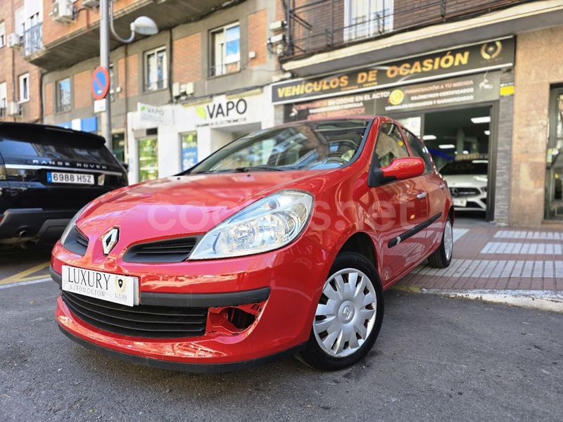 Rojo Usado 2009 Renault Clio II Expression Berlina | 2999 € (Precio justo) - Imagen 1/4