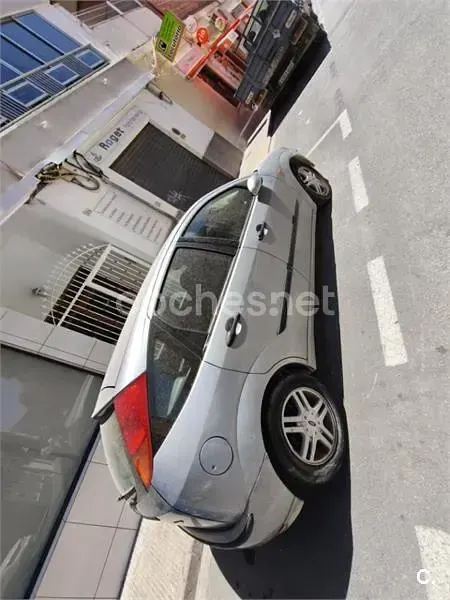 Usado Ford Focus Trend 100 CV (73 kW) 2003 Blanco Berlina