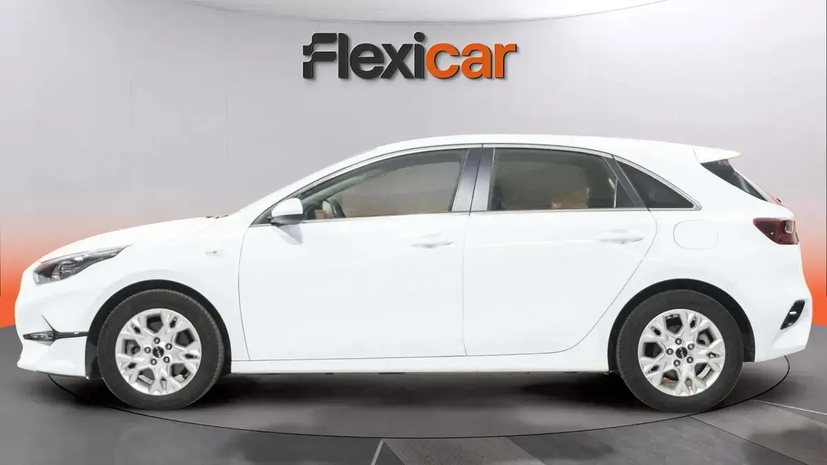 Begagnad Kia Ceed 101 HK (74 kW) 2022 Vit Halvkombi