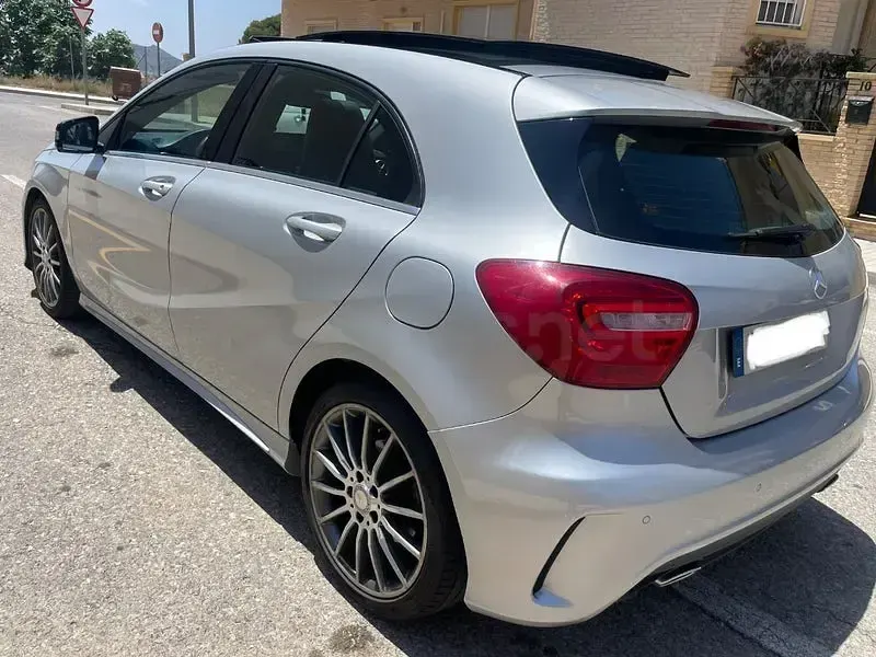 Usado Mercedes A180 AMG line 109 CV (80 kW) 2015 Gris / plata Utilitario
