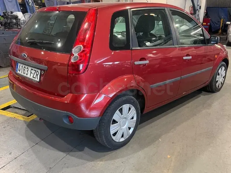 Usado Ford Fiesta Ambiente 70 CV (51 kW) 2008 Granate Utilitario