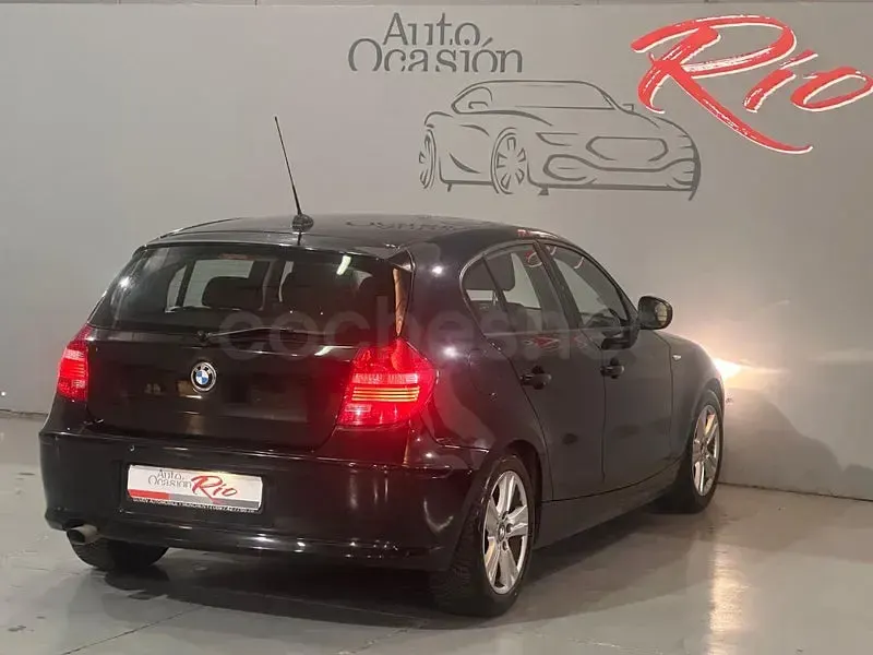 Usado BMW 118 Sport Line 143 CV (105 kW) 2011 Negro Utilitario