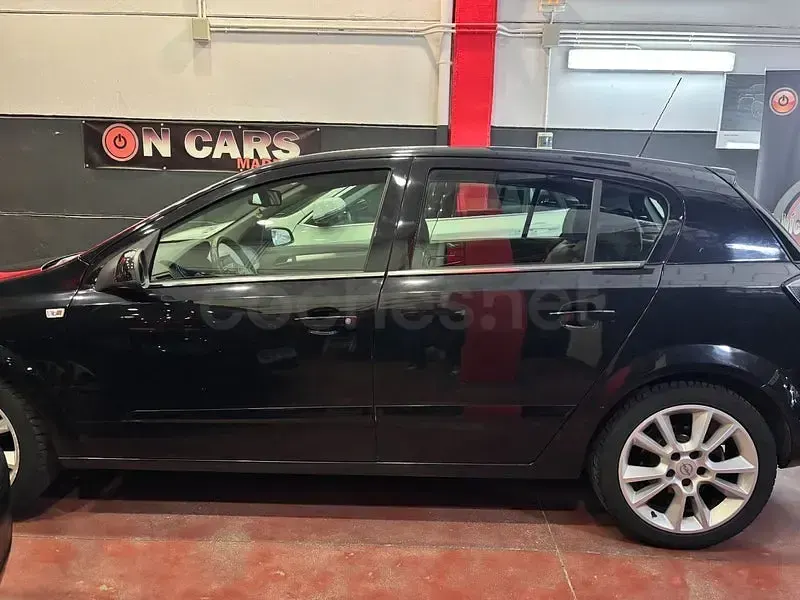 Usado Opel Astra Cosmo 100 CV (73 kW) 2007 Negro Berlina