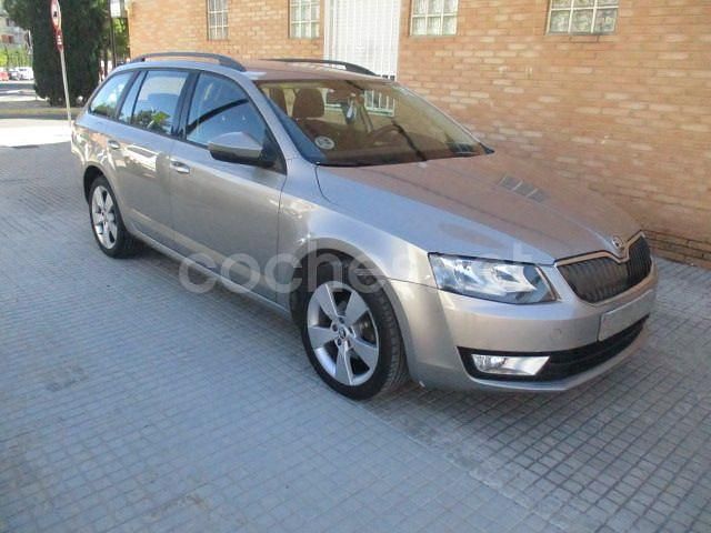 Usado Skoda Octavia Elegance 105 CV (77 kW) 2014 Beige Familiar