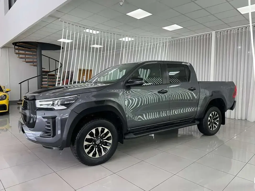 Usado Toyota HiLux Sport 204 CV (150 kW) 2024 Gris Pickup/Camioneta