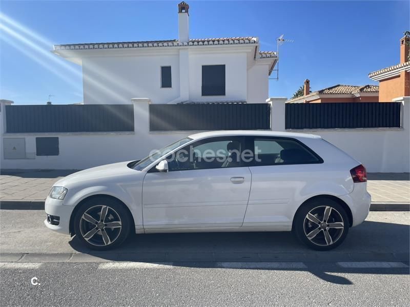 Usado Audi A3 Attraction 105 CV (77 kW) 2010 Blanco Berlina