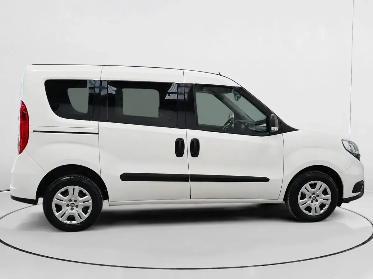 Usado Fiat Doblò 90 CV (66 kW) 2022 Blanco Monovolumen