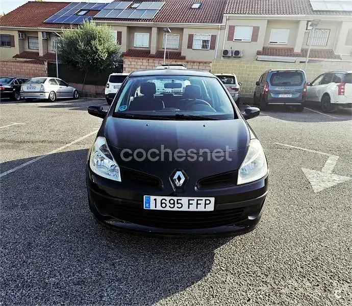Usado Renault Clio II Dynamique 75 CV (55 kW) 2006 Negro Berlina