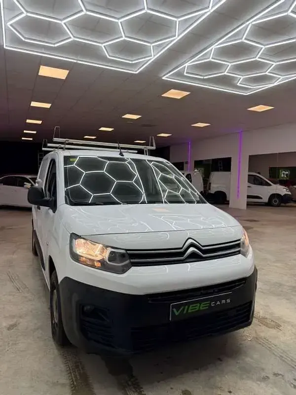 Usado Citroën Berlingo Business Class 102 CV (75 kW) 2022 Blanco Monovolumen