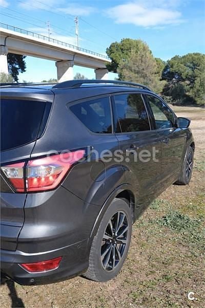 Usado Ford Kuga ST-Line 150 CV (110 kW) 2019 Gris / plata SUV