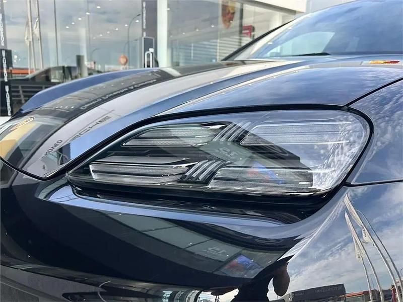 Begagnad Porsche Macan 379 kW (516 HK) 2025 Svart SUV