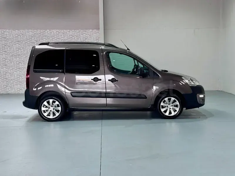 Usado Peugeot Partner Tepee Style 120 CV (88 kW) 2018 Marrón Monovolumen