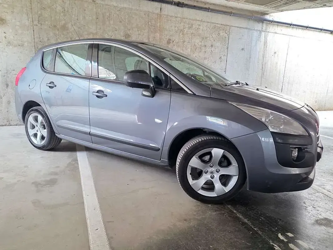 Usado Peugeot 3008 Premium 112 CV (82 kW) 2011 Gris Familiar