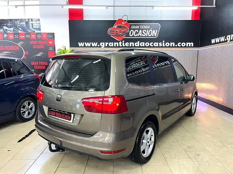 Usado Seat Alhambra Style 140 CV (102 kW) 2014 Marrón Monovolumen