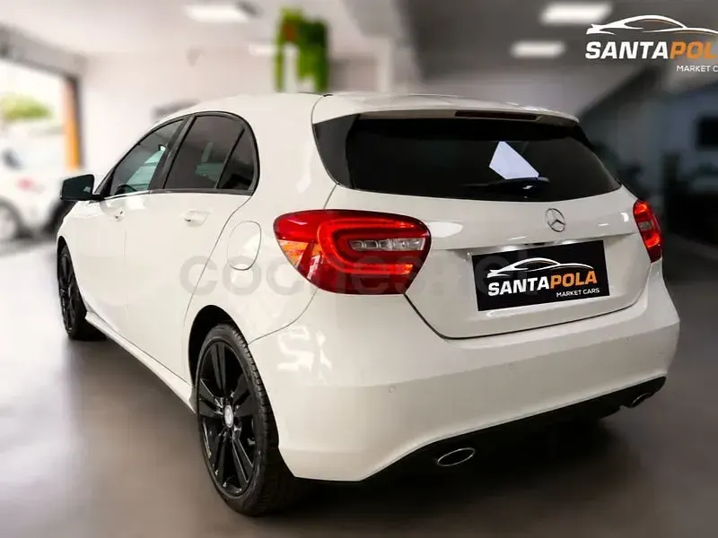 Usado Mercedes A180 AMG line 109 CV (80 kW) 2015 Blanco Utilitario