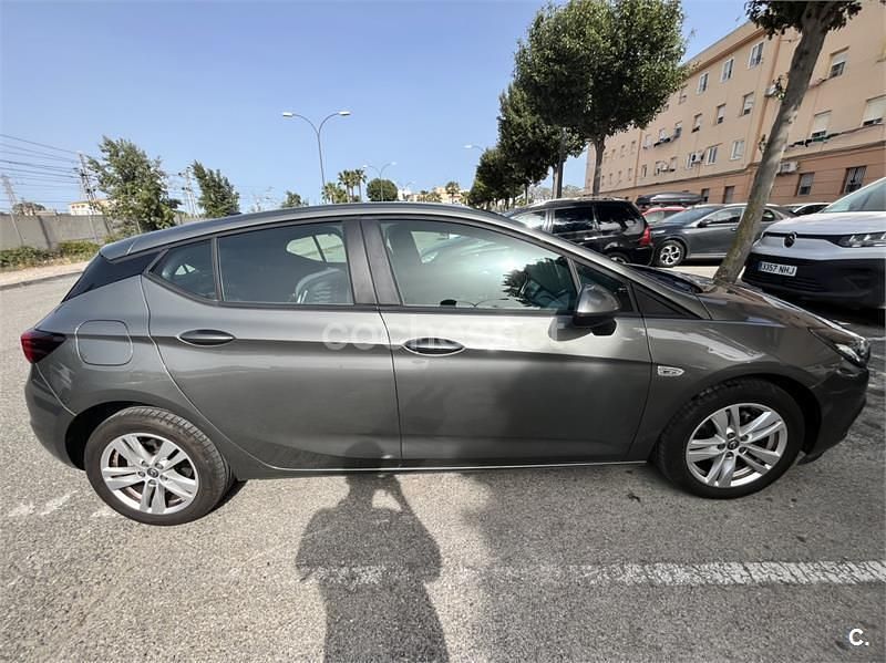 Usado Opel Astra Selective 110 CV (80 kW) 2019 Gris / plata Berlina