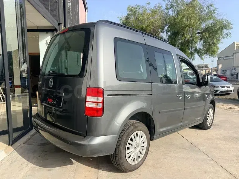 Usado VW Caddy Trendline 102 CV (75 kW) 2014 Gris / plata Monovolumen