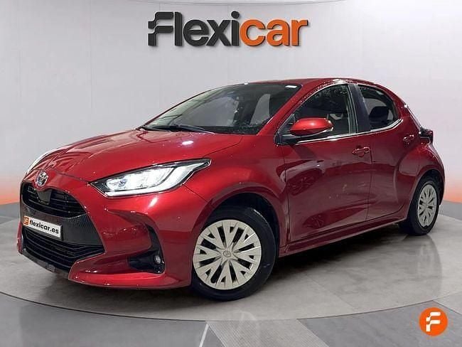 Usado Toyota Yaris Hybrid Active 116 CV (85 kW) 2023 Rojo Berlina