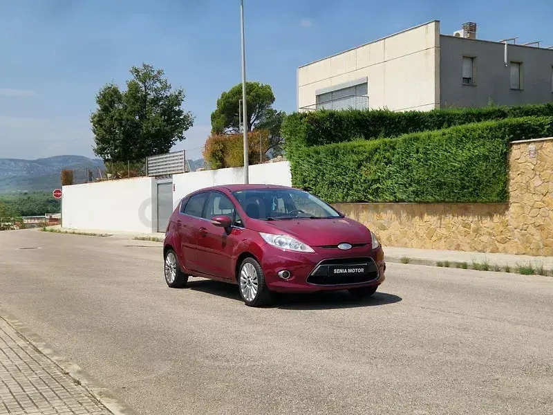 Usado Ford Fiesta Titanium 90 CV (66 kW) 2008 Granate Utilitario