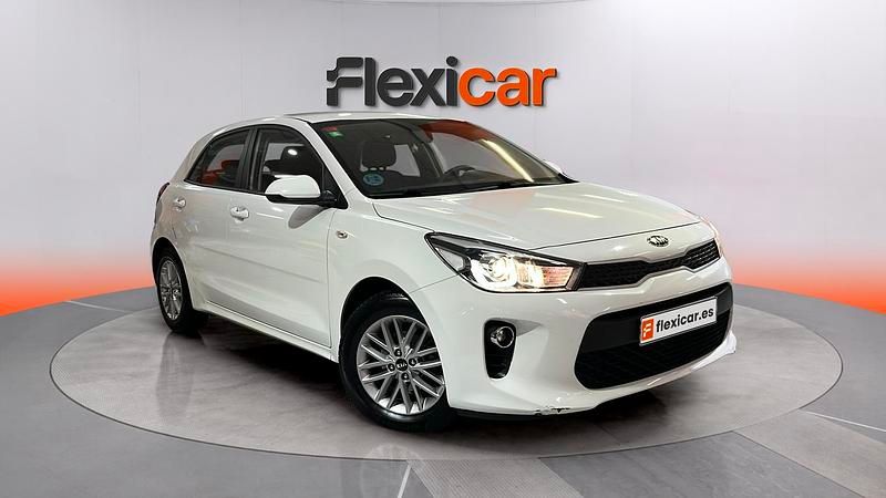 Usado Kia Rio 84 CV (61 kW) 2019 Blanco Berlina