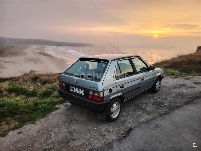 Usado Skoda Favorit 54 CV (39 kW) 1994 Gris / plata Berlina