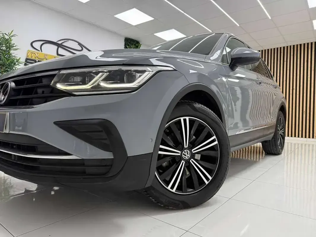 Usado VW Tiguan Life 150 CV (110 kW) 2022 Gris SUV